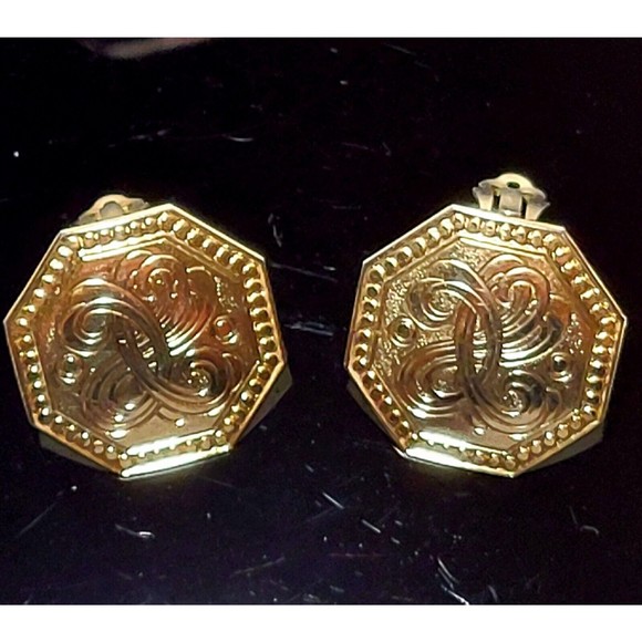 MCM Octogonal Clip On Earrings Brooch Set Gold Tone Engraved Victorian Style VGC - Picture 3 of 14